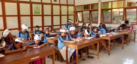 Kelompok Belajar Basa Bali pinaka Utsaha Pemerintah Nglestariang miwah Nglimbakang Basa Bali